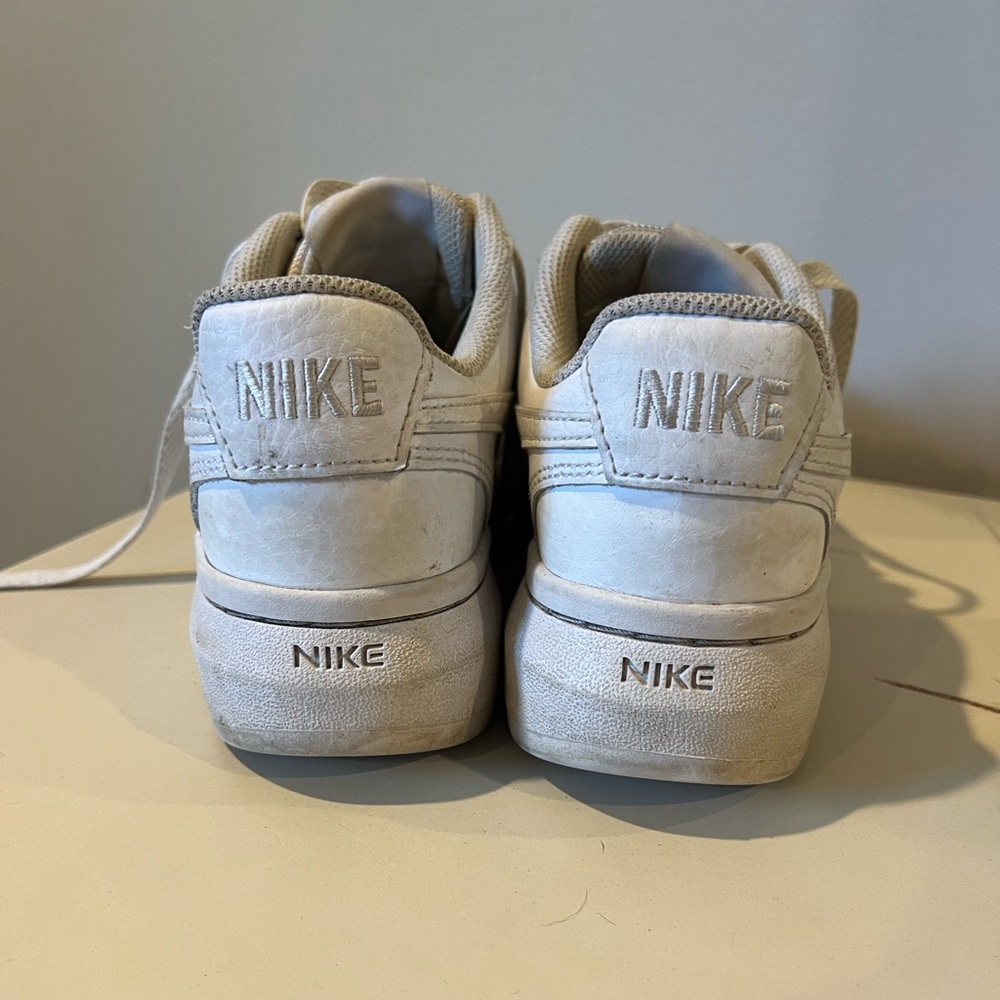 Nike - Picture 3 of 5